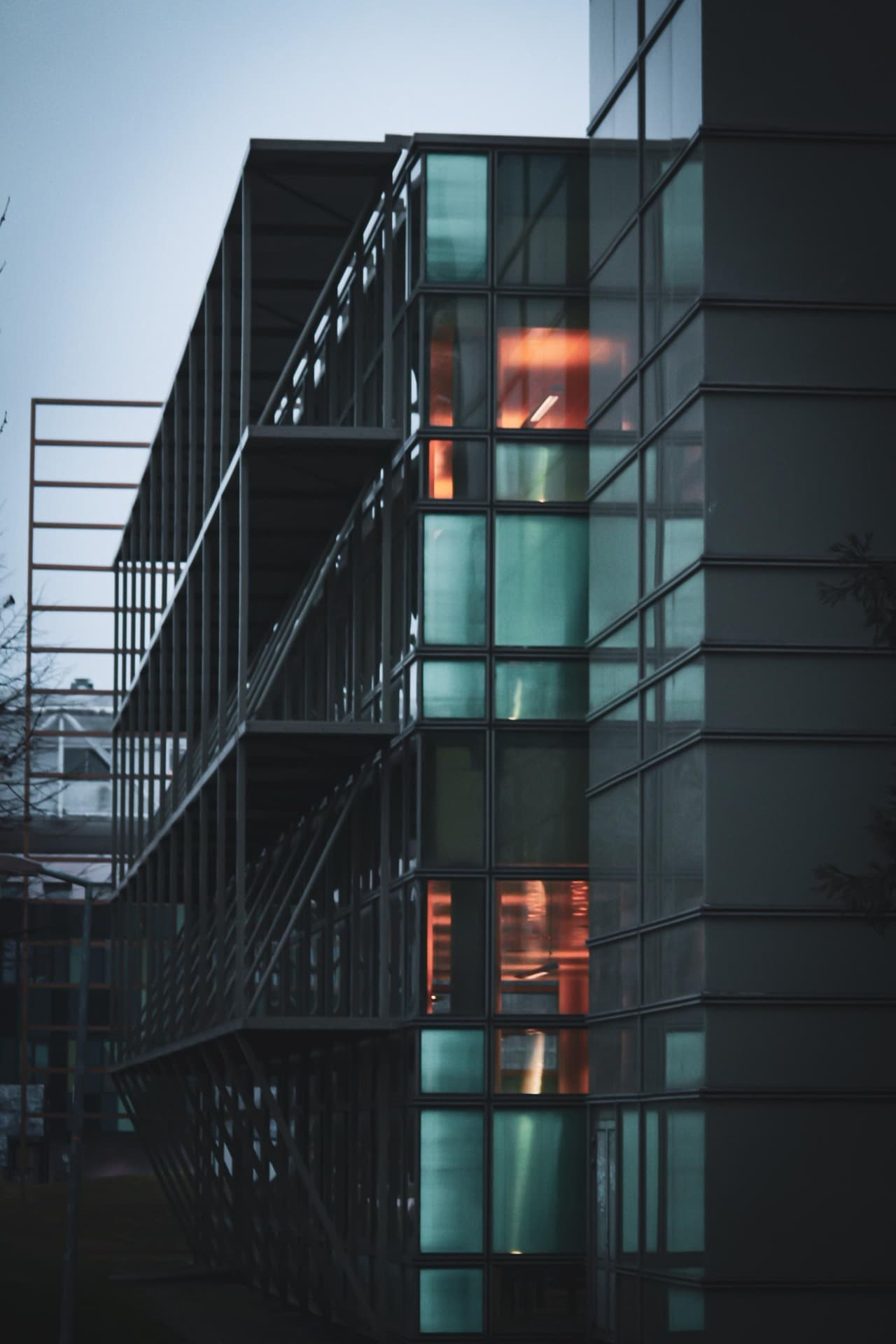 Edificio moderno, sección de contacto